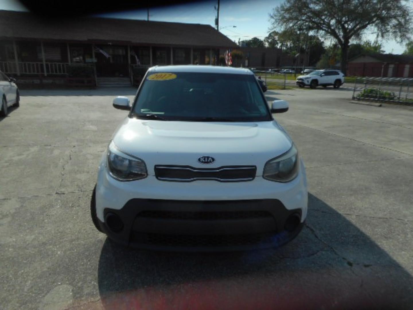 2017 WHITE KIA SOUL BASE (KNDJN2A25H7) , located at 1200 Cassat Avenue, Jacksonville, FL, 32205, (904) 695-1885, 30.302404, -81.731033 - Photo#0